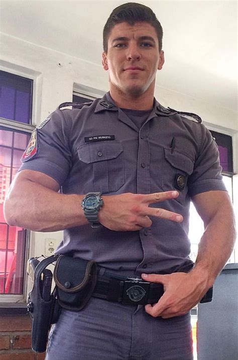 Pin By Steven Bridgett On Uniforms Hot Cops Men In Uniform Fit Men Bodies