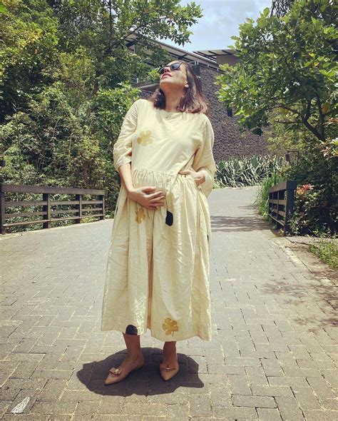 neha dhupia looking gorgeous in cotton midi dress കോട്ടൺ മിഡി ഡ്രെസ്സിൽ വെക്കേഷൻ അടിപൊളിയാക്കി