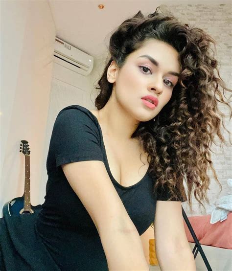 Avneet Kaur Hot Photos In Black Dress Outfit South Indian Actress