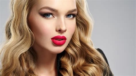 Linda Jovem Loira Com Lábios Vermelhos Sensuais Closeup Rosto Atraente E Sensual De Mulher