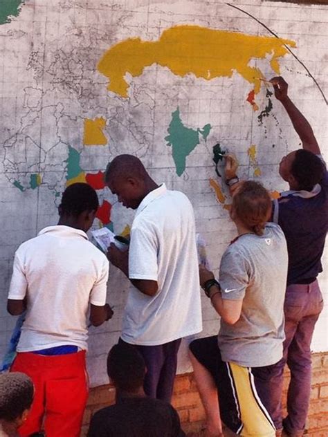 colÉgio na África produz um mapa mundi na parede
