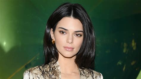 How Kendall Jenners Makeup Artist Refreshes Her Foundation With Moisturizer Allure
