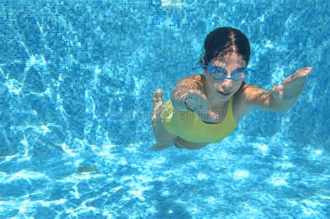 Het Jonge Meisjeszwemmer Zwemmen Onder Water In Pool En Heeft Pret