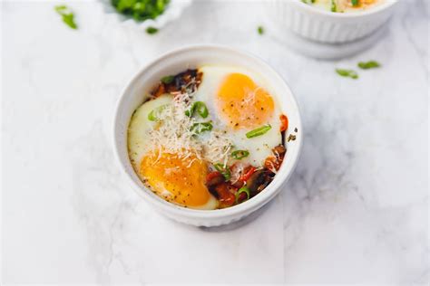 Season with a pinch of salt and pepper, and sprinkle with the chives. Baked Eggs In Ramekins