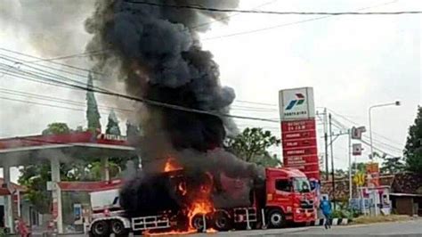 Tribun jateng menyajikan berita dan video terkini semarang, jawa tengah dan psis semarang Truk Tangki BBM Meledak di SPBU, Sopir Terbakar dan ...