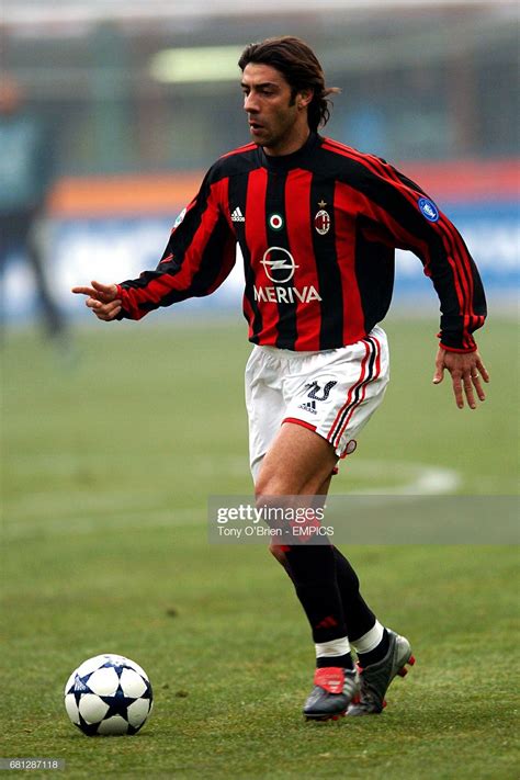Specifically, he examines the brain circuitry that underlies spontaneous movement, and compares it to the circuitry involved in movement that has been learned over time. Rui Costa | Squadra di calcio, Foto di calcio, Giocatori di calcio