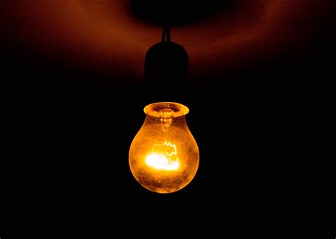 무료 이미지 빛나는 천장 불꽃 어둠 교수형 전기 양초 조명 에너지 전등 아직도 인생 사진 백열 전구