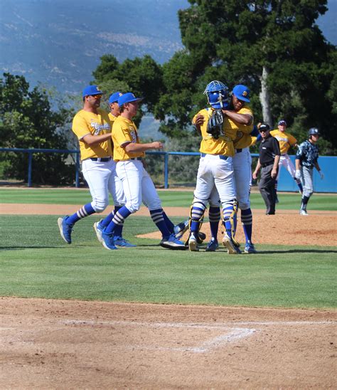 Ucsb Holds On For 3 2 Victory And Sweep Of Uc Irvine The Santa