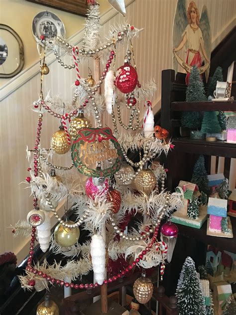 Vintage felt snowman holly christmas table runner. White feather tree | Vintage christmas, Christmas wreaths ...
