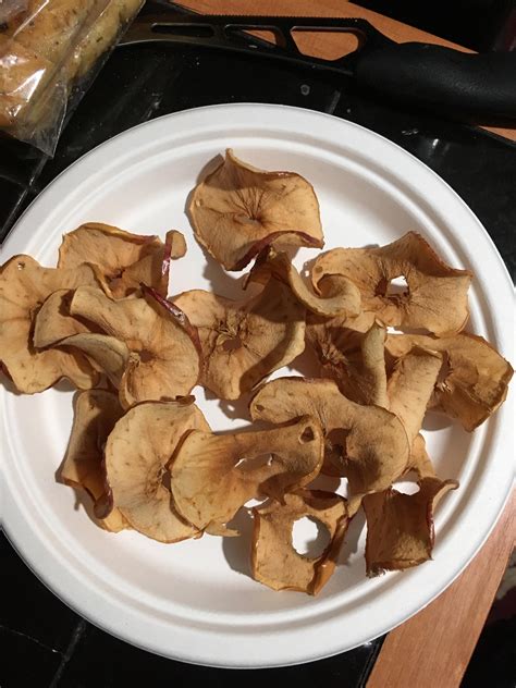 These apple chips are easy and delicious and the perfect air fryer snack for any occasion. Apples dehydrated with air fryer : dehydrating