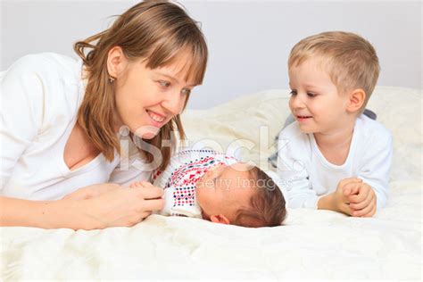 Foto De Stock Feliz Madre Con Dos Hijos Disfrutar De Tiempo Juntos