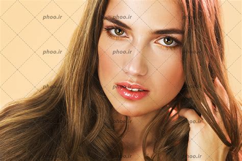 عکس دختر با آرایش صورت و مو های قهوه ای بلند عکس با کیفیت و تصاویر استوک حرفه ای