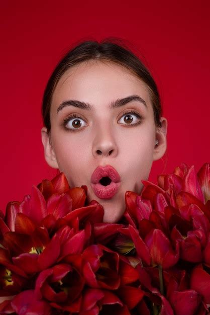 Premium Photo Surprised Woman Face With Flowers Beauty Girl With