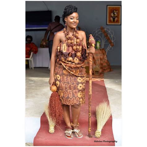 Les traductions tiennent compte du genre grammatical. L'image contient peut-être : 2 personnes, personnes debout ...