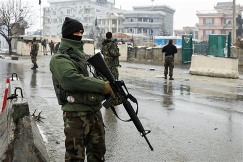 Desde el comienzo de mayo, los talibanes han lanzado varias ofensivas de envergadura en las zonas rurales, mientras las fuerzas gubernamentales luchan por consolidar sus posiciones en las áreas más urbanas. Los talibanes matan a 23 miembros de las fuerzas de ...