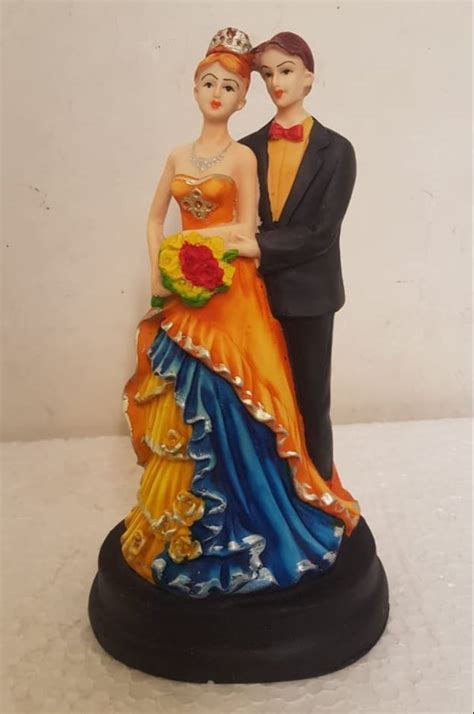 Multicolor Polyresin Color Coated Couple Statue For Interior Decor At