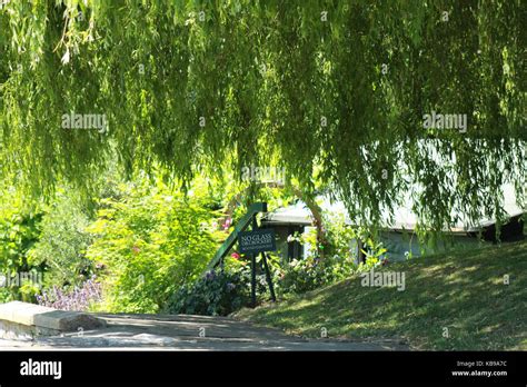 English Cottage Garden Lawn Hi Res Stock Photography And Images Alamy