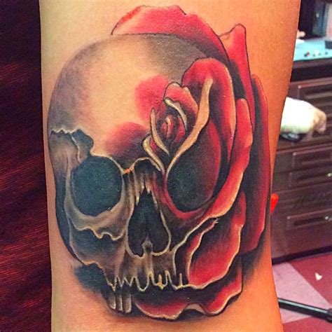 Fun Skull And Rose Tattoo Traepereztattoos Rose Tattoo Tattoos Skull Tattoo