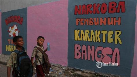 Berita Foto Suarakan Anti Narkoba Melalui Mural Di Dinding Pemukiman
