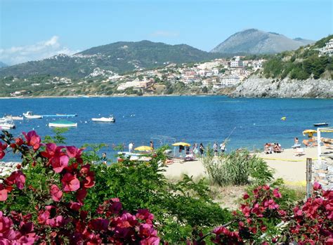 È una stazione balneare del cilento, il cui nome è leggendariamente collegato ad un personaggio dell'eneide, il mitico palinuro, nocchiero della flotta di enea. PALINURO Fotografie di Palinuro nel Cilento
