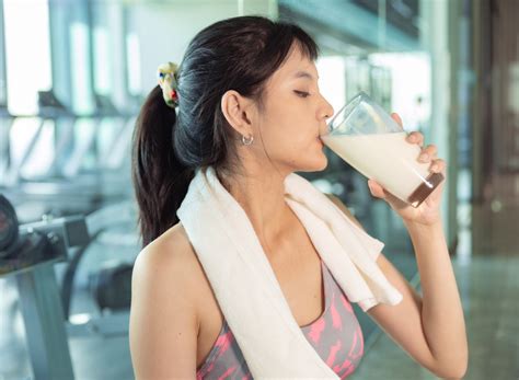 4 surprising effects of drinking milk say dietitians — eat this not that