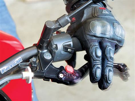 Video kali ini tutorial berdasarkan pengalaman sendiri menukar brake pad motorsikal yang menggunakan brake disc. #TahukahAnda: Apakah Punca Plat Klac Motosikal Cepat Haus?
