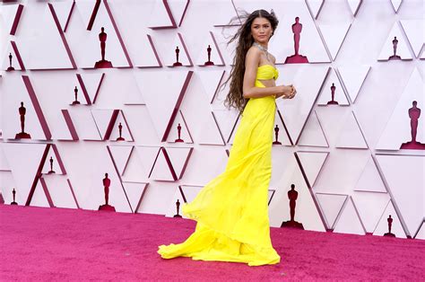 Oscars 2021 Elegimos A Las 10 Mejor Vestidas De La Alfombra Roja