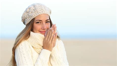Because most sunscreens are loaded with toxic chemicals that can actually accelerate skin. How Much Sunscreen Should You Wear In Winter?