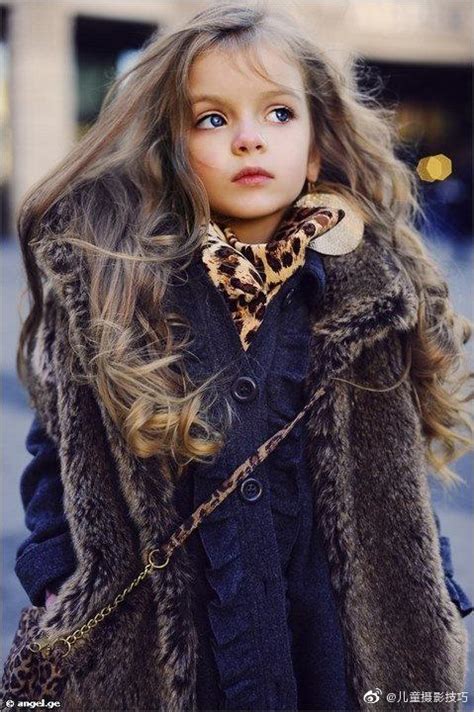 4岁俄罗斯小模特米兰·库尔尼科娃的一组写真照片，在网络上爆红