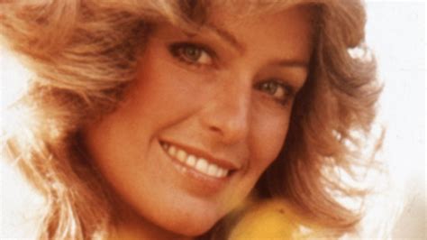 The Real Story Behind Farrah Fawcett S Iconic Red Swimsuit Poster World News Update