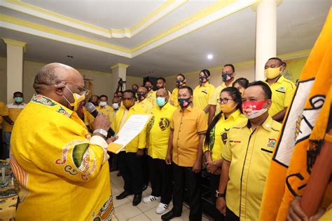 Airlangga mengenang klemen tinal sosok yang penuh dedikasi di setiap tugas. Kepengurusan Golkar Papua Dikukuhkan, Target Sapu Bersih ...