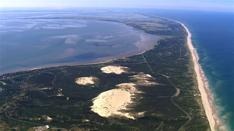 Deutschland von oben 3 begleitet vermessungstechniker beim einsatz an der ostsee, dem die dokumentation zeigt vergangene und zukünftige küstenveränderungen von borkum bis sylt. Downloads für die Presse