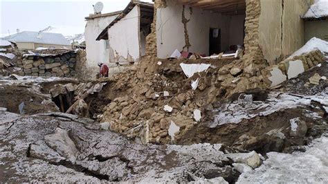 Merkez üssü, van'a 30 kilometre uzaklıktaki tabanlı köyü olan 7.2 şiddetindeki deprem, 25 saniye sürdü. İran'daki depremin etkisiyle Van'da kerpiç evler yıkıldı ...