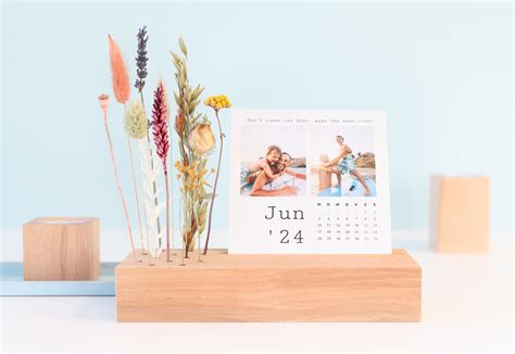 Lav En Personlig Bordkalender Med Træholder Og Tørrede Blomster
