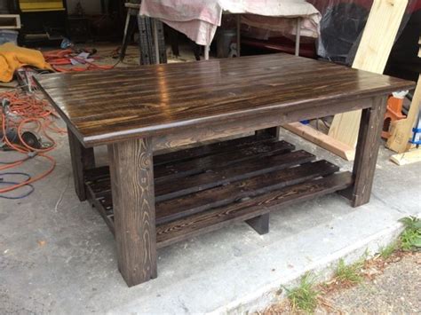 A diy enthusiast made a coffee table using pallets of woodcredit: Coffee table made out of pallets | DIY! | Pinterest