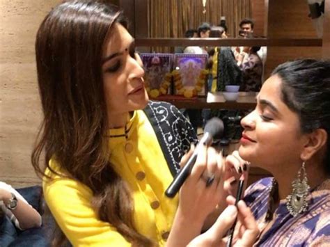 Watch Kriti Sanon Turns Makeup Artist For Ashwiny Iyer Tiwari Hindi