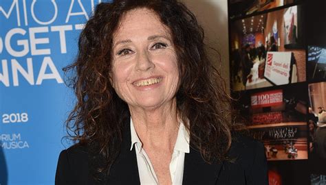 Bonjour chère gigliola je vous souhaite une merveilleuse anné.e 2021 la santé en premier avec beaucoup de joies et aussi a votre. Gigliola Cinquetti, un simbolo della canzone italiana