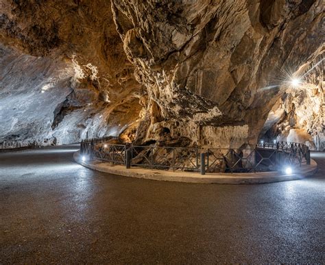 La magia dell'acqua di san giovanni è legata al solstizio d'estate: Grotte di San Giovanni - IPM Italia Pavimenti e ...