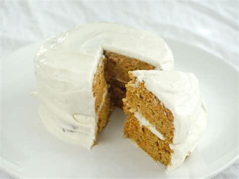 Geburtstags kuchen einfach und lecker mit zitronen creme und erdbeeren #numbercake. Eine zuckerfreie Rüeblitorte zum 1. Geburtstag | Kuchen ...