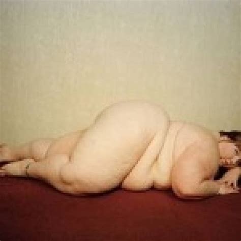 Υπέρβαρες γυναίκες φωτογραφίζονται ολόγυμνες σε νέα έκθεση Newsbomb