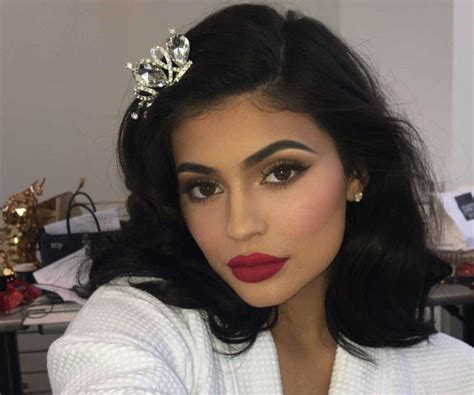 How Kylie Jenner Takes Her Perfect Selfies