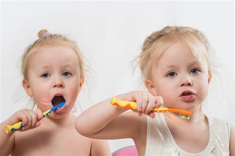كيفية تنظيف أسنان الطفل من عمر 3 لـِ 5 سنوات