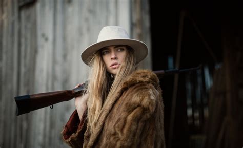 Women Model Portrait Looking Away Brunette Hat Fashion Fur Fur