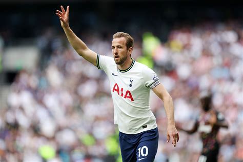 Manchester United Reportedly Hands Psg Boost In Harry Kane Saga