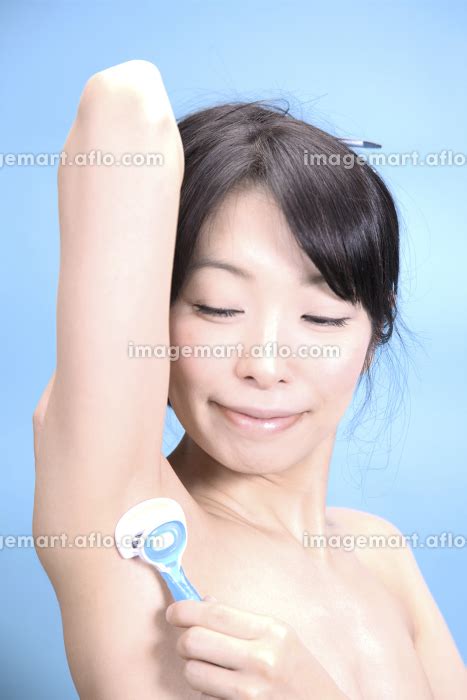 ムダ毛を処理する女性の写真素材 [110085368] イメージマート