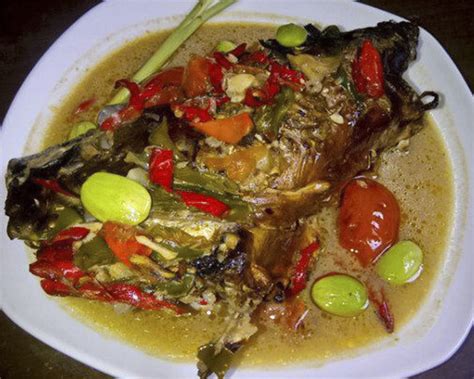Bumbu dari masakan ini harus ditumbuk hingga halus. Menyantap Kuliner Lezat Khas Pati - AKSARA
