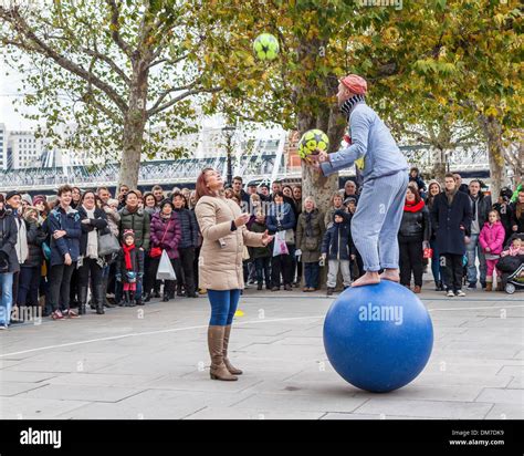 Woman Juggling Balls Hi Res Stock Photography And Images Alamy
