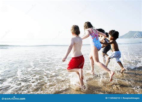 Enfants Ayant L amusement Sur La Plage Photo stock Image du progéniture amis