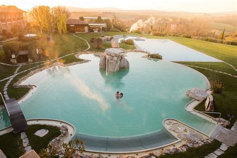 Built in a country house style, the resort boasts 1000 square meters of thermal and sports swimming pools, a sauna and steam bath area delimited by the walls of an old travertine quarry. ADLER SPA RESORT THERMAE: Bewertungen, Fotos ...