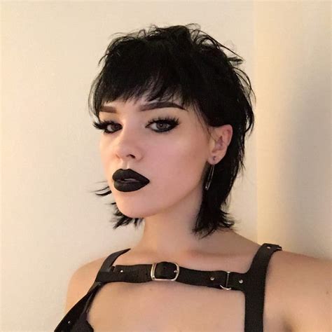 She Hasnt Done Makeup In Years And She Never Will Again Lashes Suck Mullet Haircut Mullet